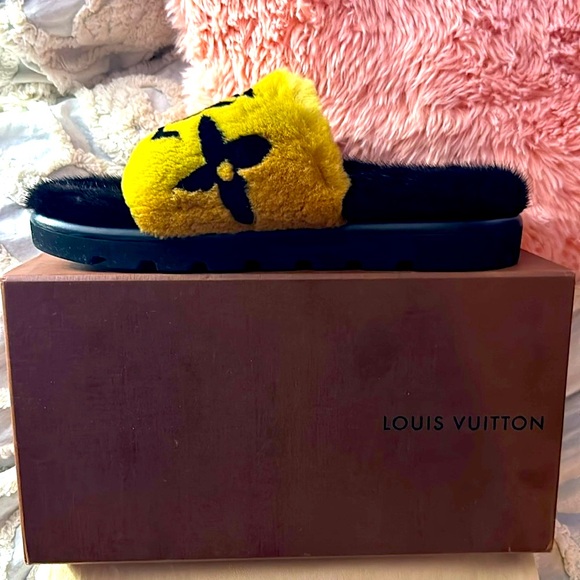 ✨NWOT LOUIS VUITTON MINK FUR POOL PILLOW SLIDES/SLIPPERS SZ 39🌟SOOO COMFY🥰 - Picture 3 of 8